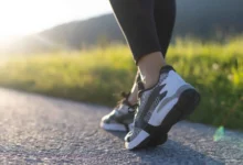 المشي علاج بسيط لمشاعر المراهقين المضطربة.. ماذا تقول الدراسة؟