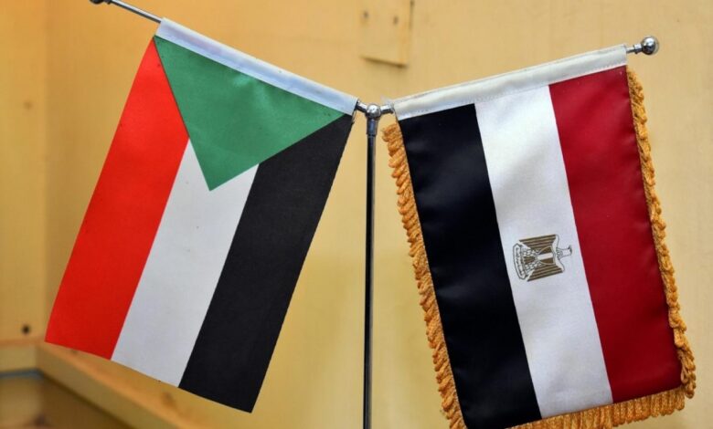 من حلايب إلى دماء المعدّنين.. هل يدفع السودان ثمن اختلال علاقته بالقاهرة؟