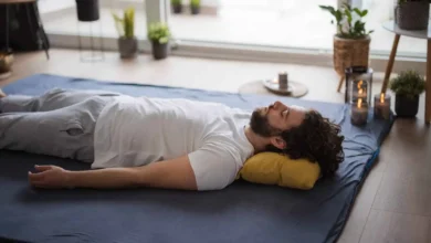 ترند «الاستلقاء على الأرض».. هل يساعد على تخفيف التوتر واستعادة الهدوء النفسي؟