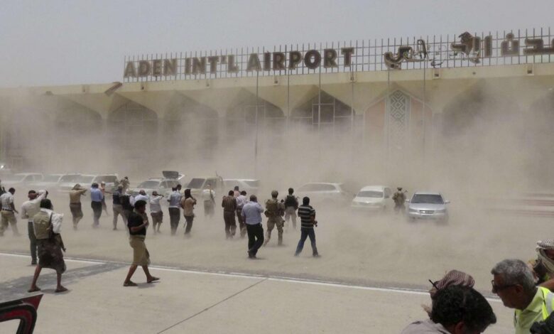 تصعيد متزامن.. الحوثيون يستهدفون مطاري عدن والرياض وسط اشتداد المعارك في اليمن