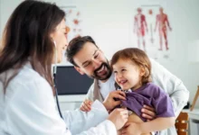 طبيب الأطفال وطبيب الأسرة.. متى تختار كل واحد منهما؟
