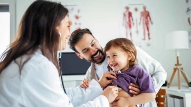 طبيب الأطفال وطبيب الأسرة.. متى تختار كل واحد منهما؟