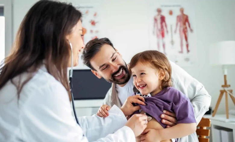 طبيب الأطفال وطبيب الأسرة.. متى تختار كل واحد منهما؟