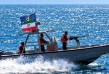 طهران توسّع استهداف السفن.. تكتيكات جديدة تمتد إلى خليج عُمان