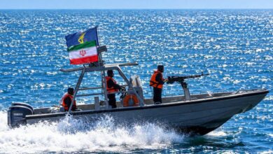 طهران توسّع استهداف السفن.. تكتيكات جديدة تمتد إلى خليج عُمان