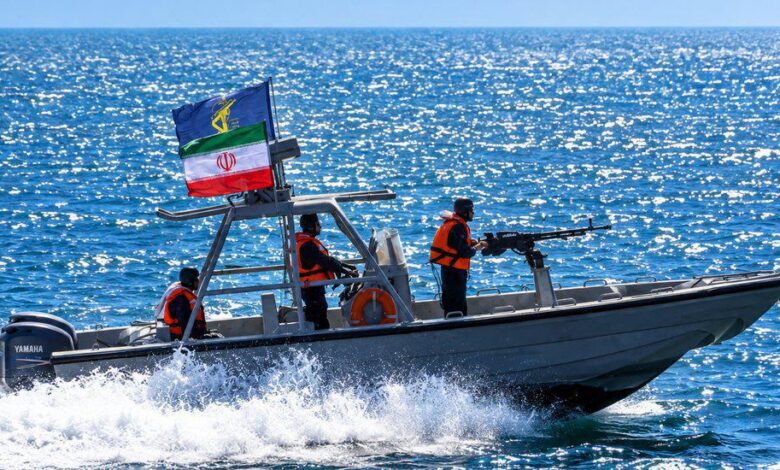 طهران توسّع استهداف السفن.. تكتيكات جديدة تمتد إلى خليج عُمان