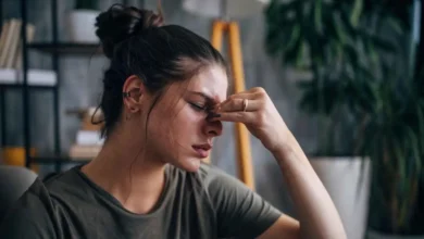 عيناك والصداع.. 4 مشكلات صحية قد تقف وراء الألم