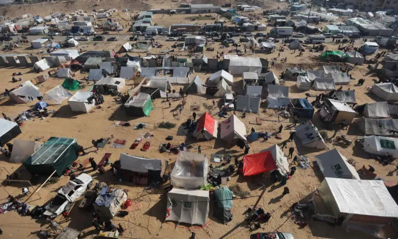 فيديو.. النيران تلتهم مخيماً للنازحين شرق مدينة غزة إثر هجوم إسرائيلي