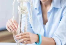 كثافة العظام تتراجع دون إنذار.. متى يجب البدء بالاهتمام بها؟
