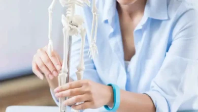 كثافة العظام تتراجع دون إنذار.. متى يجب البدء بالاهتمام بها؟
