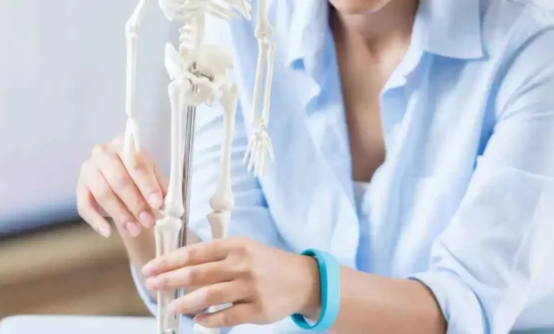 كثافة العظام تتراجع دون إنذار.. متى يجب البدء بالاهتمام بها؟