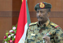 من رفض التأشيرة الأمريكية إلى لقاء العلمين وتأجيل زيارة الرياض.. هل تتآكل أوراق البرهان السياسية؟