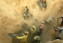 منجم العقيدات تحت نيران الغارات المصرية.. الذهب الذي يطارد المدّنين السودانيين بالخوف والنزوح على الحدود