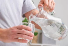 نقص السوائل وضغط الدم.. كم تحتاج من الماء يومياً للحفاظ على صحتك؟