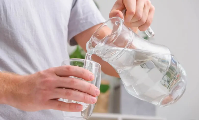 نقص السوائل وضغط الدم.. كم تحتاج من الماء يومياً للحفاظ على صحتك؟